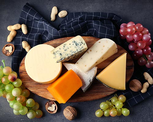 新鲜乳制品奶酪和坚果水果背景图片
