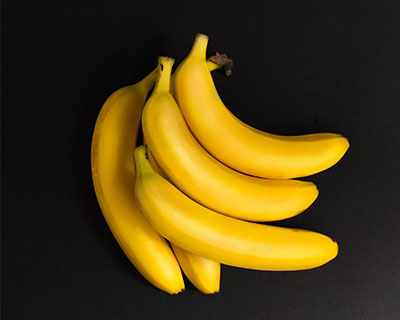 黑色背景香蕉水果图片下载